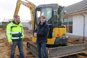 Den nye Komatsu PC55MR-3 er allerede sat i sving ved et projekt i Skive. Her fÃ¥r entreprenÃ¸r Michael Nielsen (til venstre) en snak med Hasse Juel fra Scantruck.