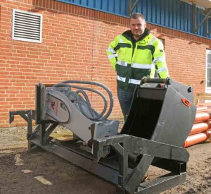 Det nyudviklede skovlstativ er lige til at tage med pÃ¥ maskinens dozerblad. Scantruck har selv udviklet og produceret det, og det er Michael Nielsen og Skive AnlÃ¦g & EntreprenÃ¸r, der har sikret det fÃ¸rste eksemplar.