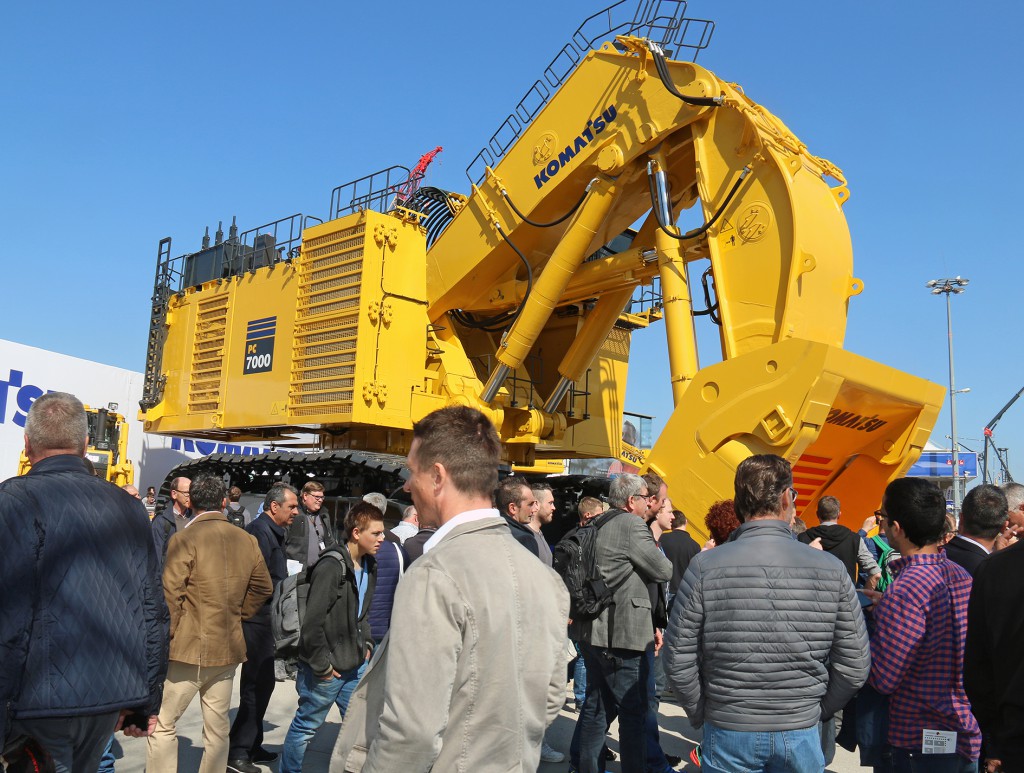 Komatsu har ogsÃ¥ forstÃ¥et det dÃ©r med stor messe. SÃ¥ skal der ogsÃ¥ en stor gravemaskine med. 677 tons vejer denne Komatsu PC7000-6, som rummer 36 kubikmeter i skovlen.