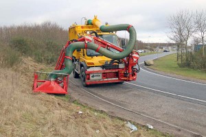 Der svines voldsomt, ikke mindst pÃ¥ og langs motorvejenes rastepladser. SÃ¥ Arkils affaldssugende Unimog lÃ¦gger naturligvis vejen ind omkring.