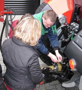 NÃ¦rhed med forhandlere og kunder giver mange muligheder. Billedet er fra kurset â€Kvinde kend din traktorâ€.