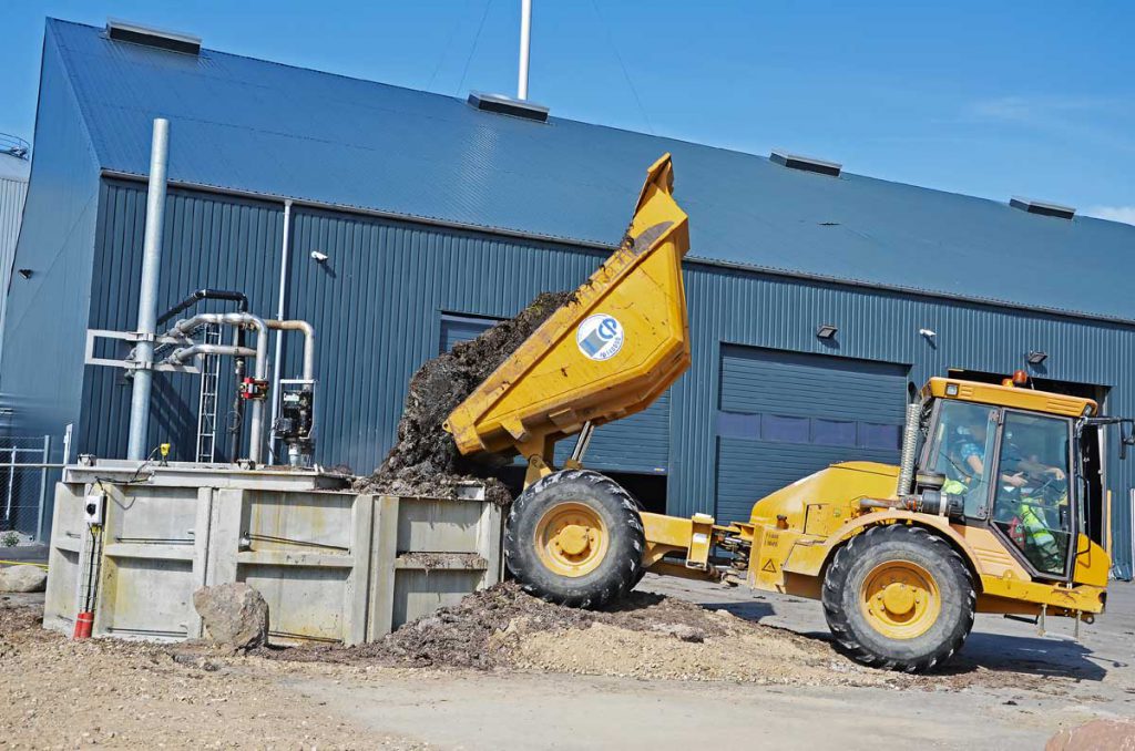 Tang fra stranden aflÃ¦sses i tank paÌŠ SolrÃ¸d Biogas til omdannelse til biogas