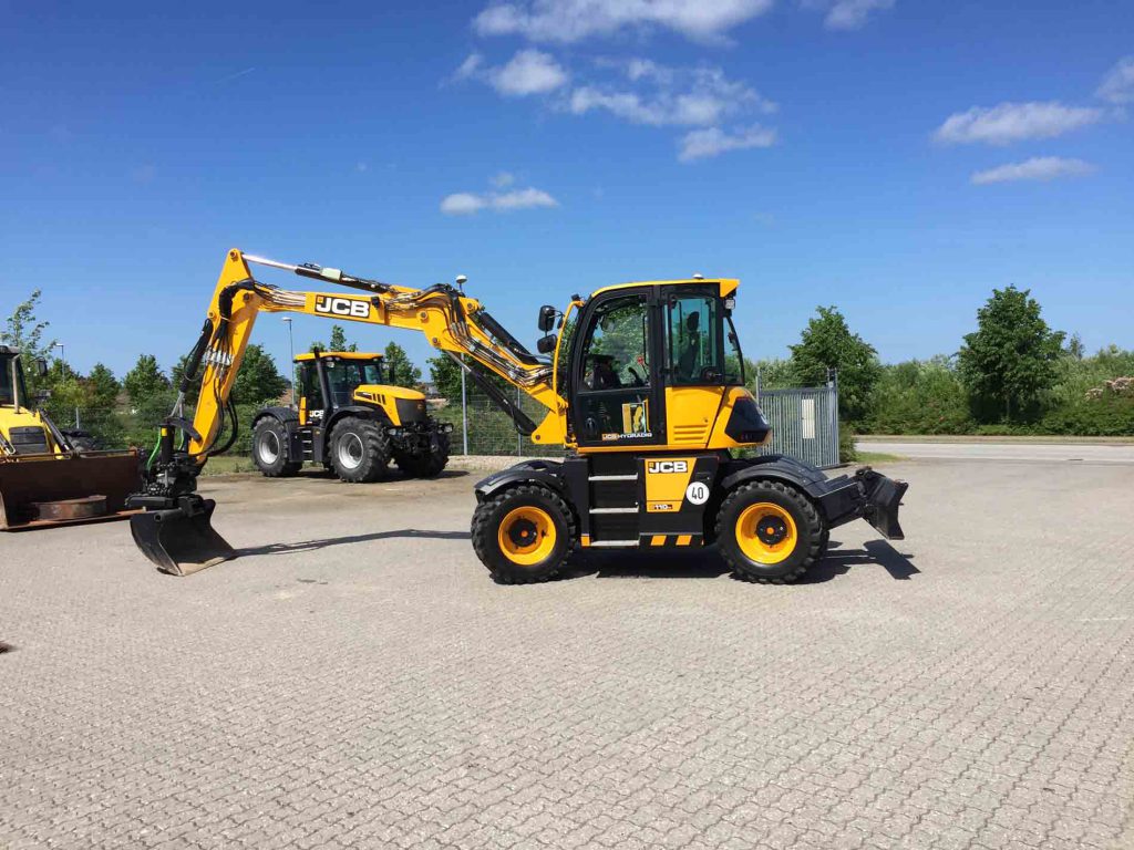 JCBâ€™s nye Hydradig har siden lanceringen ved Bauma vakt stor opsigt. Nicolaisen & Larsen A/S lÃ¥nte en demomaskine til et par dyrskuer, men nu bliver der mulighed for at prÃ¸ve den for alvor pÃ¥ dansk jord.